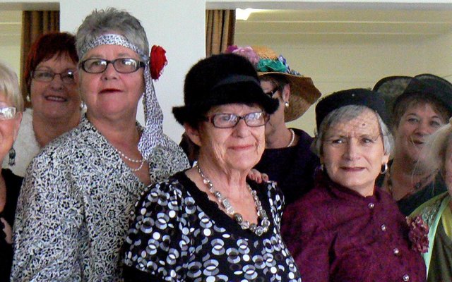 Die Bietoubossers het hulle behoorlik opgetooi vir hulle 21ste verjaardvieringe, met Betsie van der Merwe (voor regs) wat dieselfde â€œkadotjieâ€ dra wat sy 62 jaar gelede met haar â€œgoing awayâ€ gedra het.